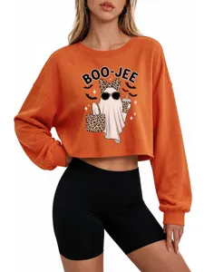 Detailansicht des orangefarbenen Crop-Sweatshirts mit stilvollem Geist-Print und langen Ärmeln.