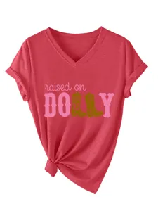 Nahaufnahme des roten V-Ausschnitt Kurzarm-T-Shirts mit raised on Dolly Grafikdruck.