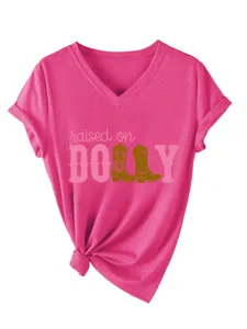 Rosa Damen V-Ausschnitt Kurzarm T-Shirt mit Dolly Westernstiefel Grafik für den Alltag.