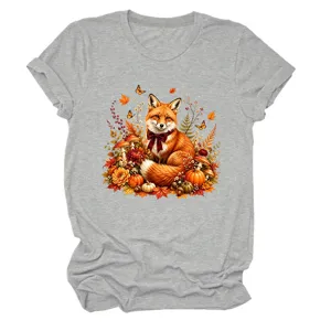 Nahaufnahme des süßen Herbstfuchses und Ahornblatt-Musters auf dem grauen Shirt.