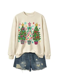 Beiger Damen Pullover mit Rundhalsausschnitt und buntem Weihnachtsbaum Grafikdruck.