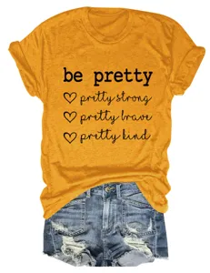 Detail opname van casual geel T-shirt met korte mouwen en inspirerende tekstprint.