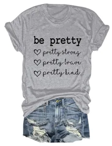 Grijze korte mouw t-shirt met inspirerende tekstopdruk, gecombineerd met casual denim shorts.