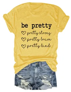 Casual gele t-shirt met korte mouwen en grafische print gecombineerd met jeansshorts.