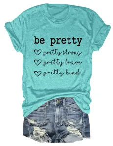 Detailopname van het turquoise t-shirt met korte mouwen en inspirerende tekstprint.