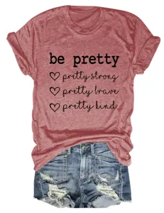 Casual dames T-shirt met ronde hals en korte mouwen gecombineerd met denim shorts.