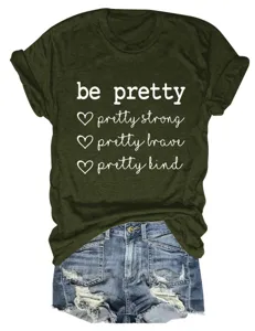 Gedetailleerd overzicht van het olijfgroene grafische t-shirt gecombineerd met denim shorts.