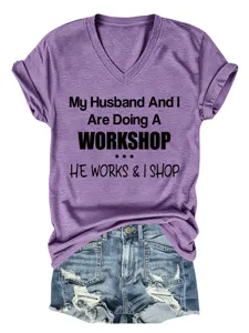 Vue détaillée du t-shirt violet à col V et manches courtes avec slogan amusant et short en jean.