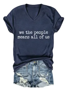 Maglietta blu scuro con scollo a V e maniche corte con scritta, abbinata a shorts di jeans strappati.