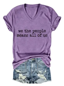 Vista dettagliata di maglietta viola casual con scollo a V e pantaloncini di jeans strappati.