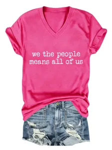 Maglietta donna rosa scollo a V manica corta con stampa slogan top estivo casual con shorts di jeans.