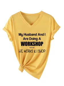 Détail t-shirt jaune col V manches courtes, revers, imprimé slogan, haut femme décontracté.
