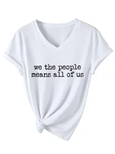Dettagli ravvicinati della t-shirt bianca a collo V manica corta con stampa slogan.