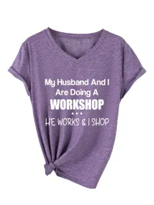 Gros plan detail du t-shirt violet a col V et manches courtes avec impression slogan drôle.