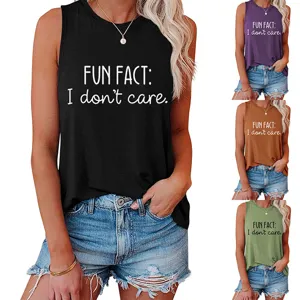 Primer plano detallado de la camiseta sin mangas casual de mujer con estampado.