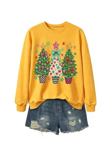 Nahaufnahme des gelben Sweatshirts mit festlichem Weihnachtsbaum-Grafikdruck Detail.