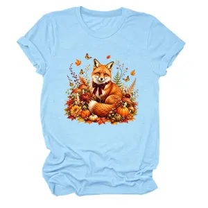 Detaillierte Nahaufnahme des niedlichen Herbstfuchs-Motivs auf dem hellblauen T-Shirt.