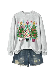 Damen festliches Weihnachtsbaum Grafik Sweatshirt kombiniert mit blauen Jeansshorts.