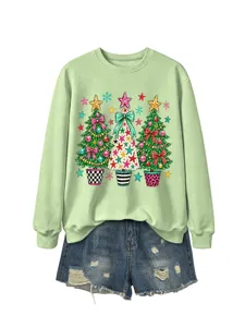Lässiger Damen hellgrüner Langarm Pullover mit weihnachtlichem Baum Motiv und Jeansshorts.