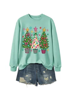 Mintgrüner Damen Sweatshirt mit Weihnachtsmotiv und stylischen Jeansshorts kombiniert.