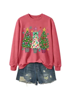 Detailansicht des rosa Damen Sweatshirts mit Weihnachtsmauer Motiv und Jeansshorts.