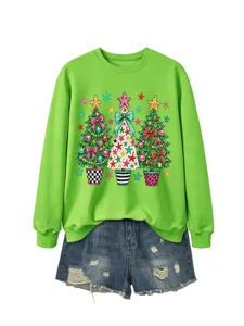 Limettengrünes Weihnachtsbaum Grafik Sweatshirt kombiniert mit modischen Jeansshorts.