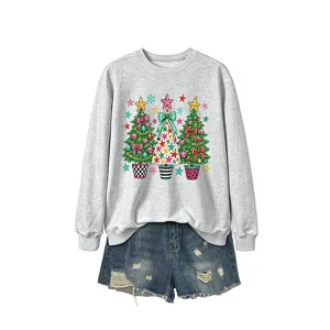 Damen Graues Sweatshirt mit Weihnachtsbaum Grafik und passender lässiger Jeansshorts.