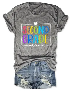 Vista dettagliata della t-shirt casual da donna a maniche corte grigia con stampa.