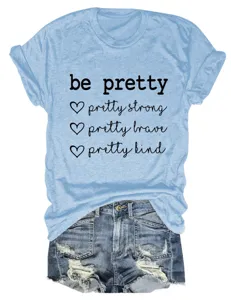 Casual lichtblauw T-shirt met korte mouwen en letterprint gecombineerd met jeansshorts.