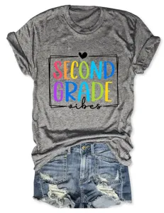 Vista ravvicinata di una t-shirt grigia a maniche corte con vivace stampa second grade vibes.