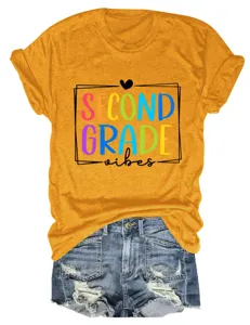 Dettaglio in primo piano della t-shirt grafica Second Grade Vibes con scollo rotondo e maniche corte.