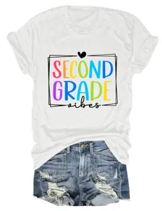 Vista dettagliata della t-shirt grafica Second Grade Vibes abbinata a pantaloncini di jeans.