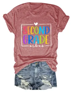 Maglietta da donna manica corta collo rotondo second grade vibes con shorts di jeans.