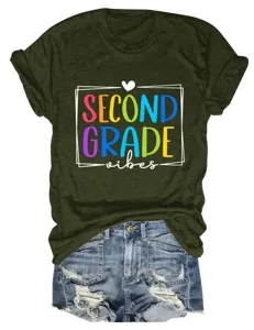 Vista di dettaglio t-shirt verde militare a maniche corte stampa second grade vibes e shorts