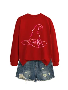 Felpa girocollo rossa a maniche lunga con stampa cappello da strega rosa e pantaloncini di jeans