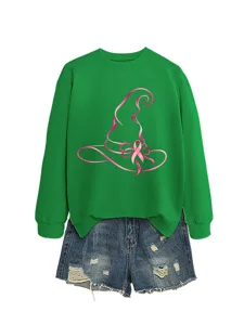 Felpa verde a manica lunga con stampa cappello da strega con nastro rosa e shorts di jeans.