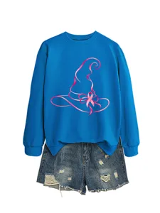 Primo piano della felpa blu con stampa cappello da strega rosa e dettaglio pantaloncini.