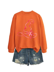 Felpa da donna arancione a maniche lunghe con grafica di cappello da strega rosa e jeans.