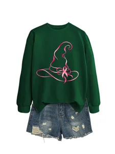 Moderna felpa verde a maniche lunghe con grafica di cappello da strega e fiocco rosa.