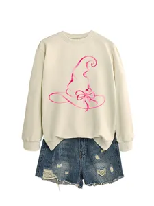 Felpa beige da donna a manica lunga con stampa cappello da strega rosa e pantaloncini.