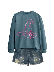 Felpa girocollo blu da donna casual con cappello da strega rosa e pantaloncini di jeans strappati.