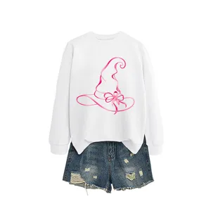 Felpa donna bianca a maniche lunghe con stampa cappello da strega e pantaloncini denim.