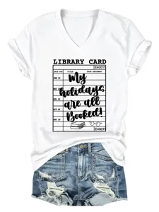 Dames vintage bibliotheekkaart grafische V-hals korte mouw wit T-shirt met korte broek.