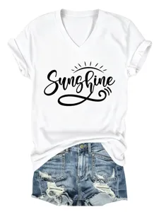 Vue détaillée d'un t-shirt blanc à col V avec impression sunshine et short en jean.