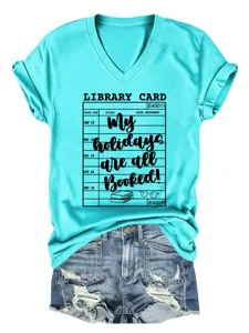 Turquoise V-hals t-shirt met korte mouwen en denim shorts met bibliotheekkaart print.