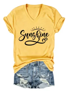 Vue détaillée du t-shirt jaune à col V et manches courtes avec bel imprimé sunshine.
