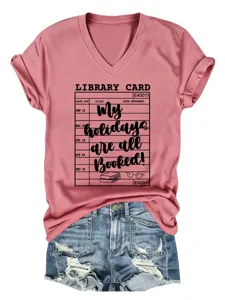 Roze V-hals korte mouw T-shirt met bibliotheekkaart grafische print en trendy denim shorts.
