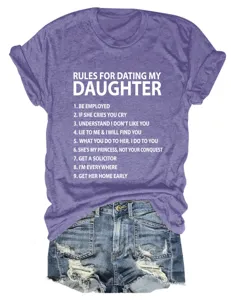 Lässiges violettes Kurzarm-T-Shirt mit Buchstabenprint Detail und Jeansshorts.