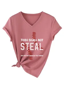 Λεπτομέρεια γυναικείου t-shirt με V λαιμόκοψη, γραφική στάμπα και κομψό κόμπο στρίφωμα.