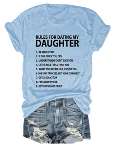 Lässiges hellblaues Damen T-Shirt mit lustigem Buchstaben-Druck und Jeansshorts.